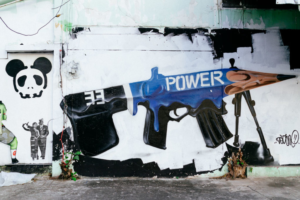 Bleistift als Maschinengewehr, ein Graffiti in Chiang Mai