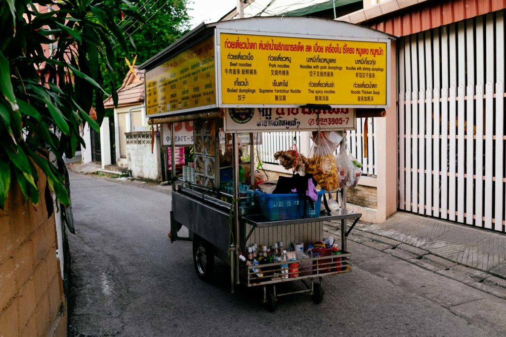 Fahrender Streetfood-Stand wird zum vorgesehenen Ort in Chiang Mai geschoben