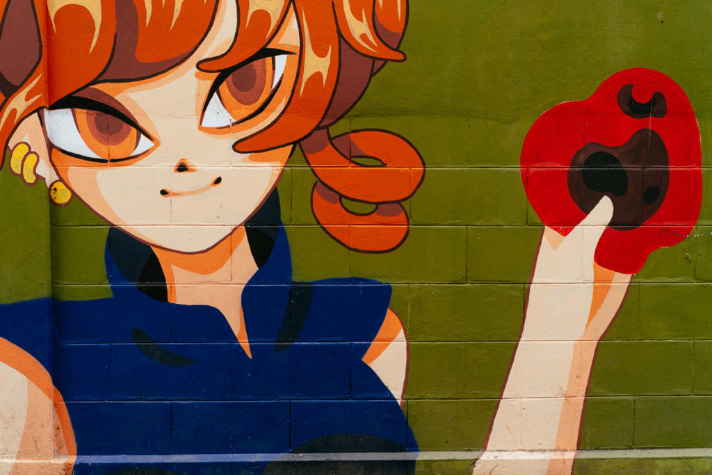 Comicstil Wandmalerei einer Frau in der Altstadt von Chiang Mai