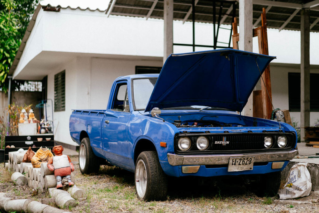 Werkstatt und Café: Im Vorhof eines Cafés wird ein blauer Pickup repariert