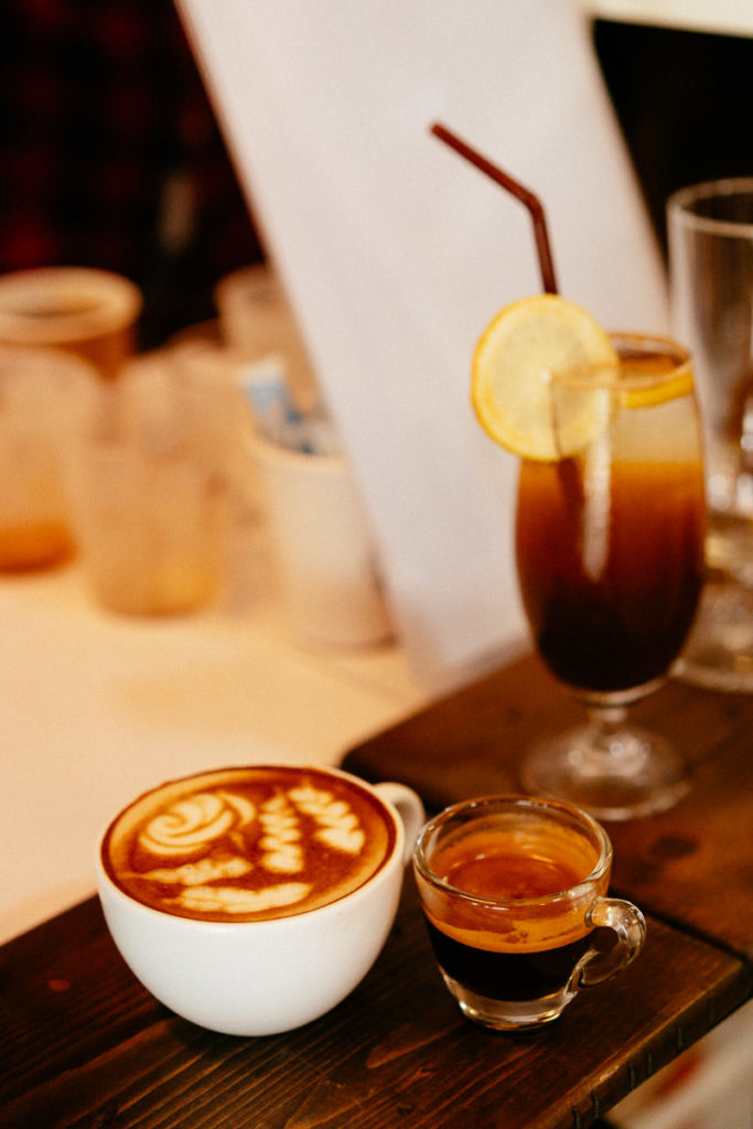 Kaffee in unterschiedlichen Varianten als Espresso, als Caffee Latte und als Cocktail mit Tonic