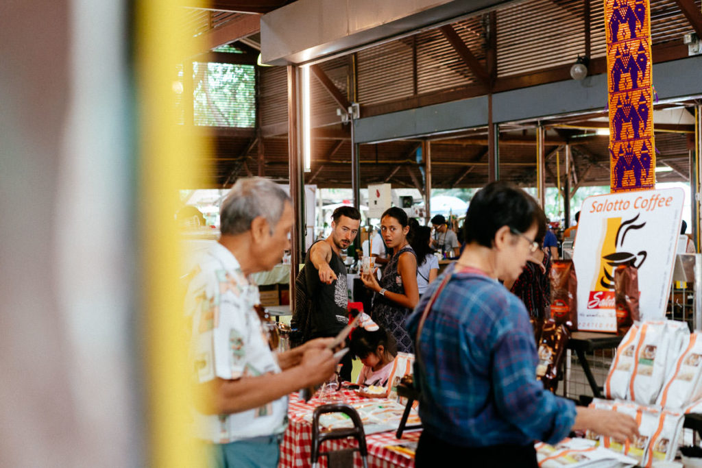 Stöbern und Entdecken: Leute auf dem Chiang Mai Coffee Festival