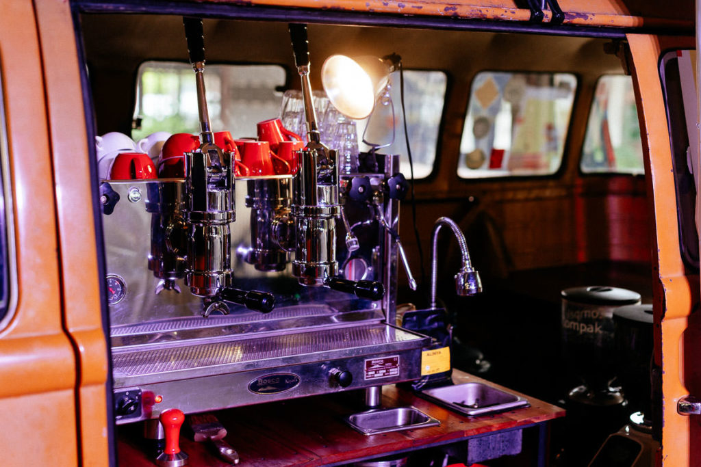 Blick in den Coffee Truck: Hochwertige Espresso-Maschine glänzt im Inneren