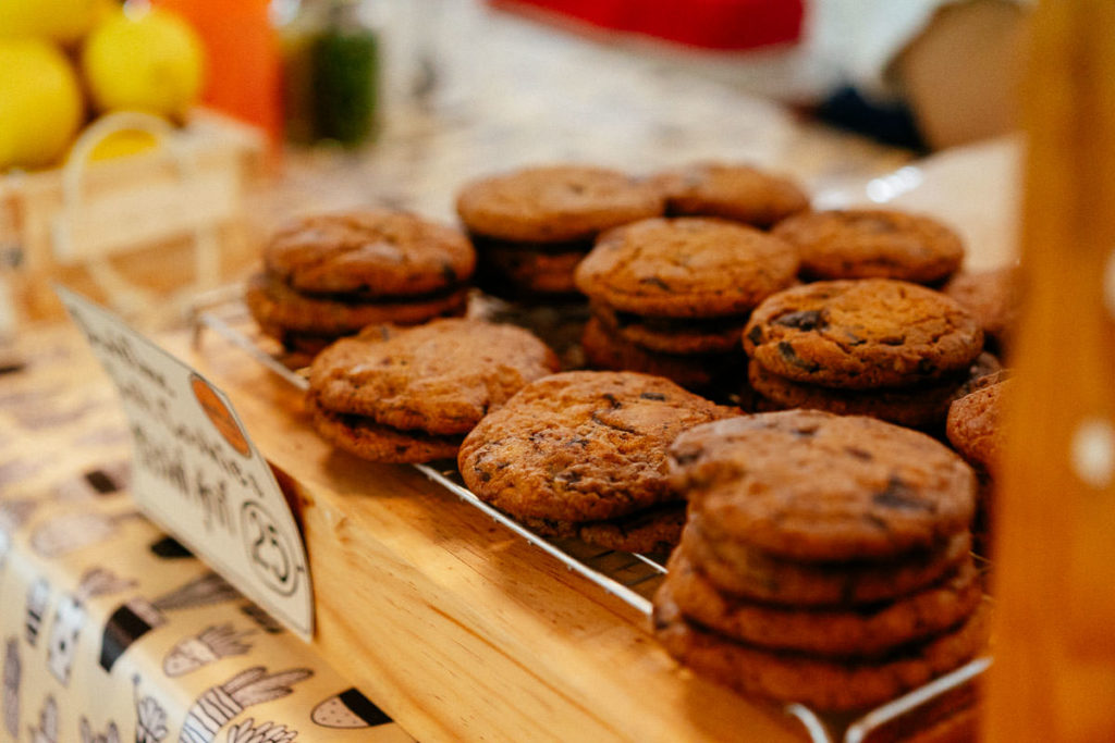 Auch Naschwerk gehört zu Kaffee: Cookies warten auf ihren Verzehr