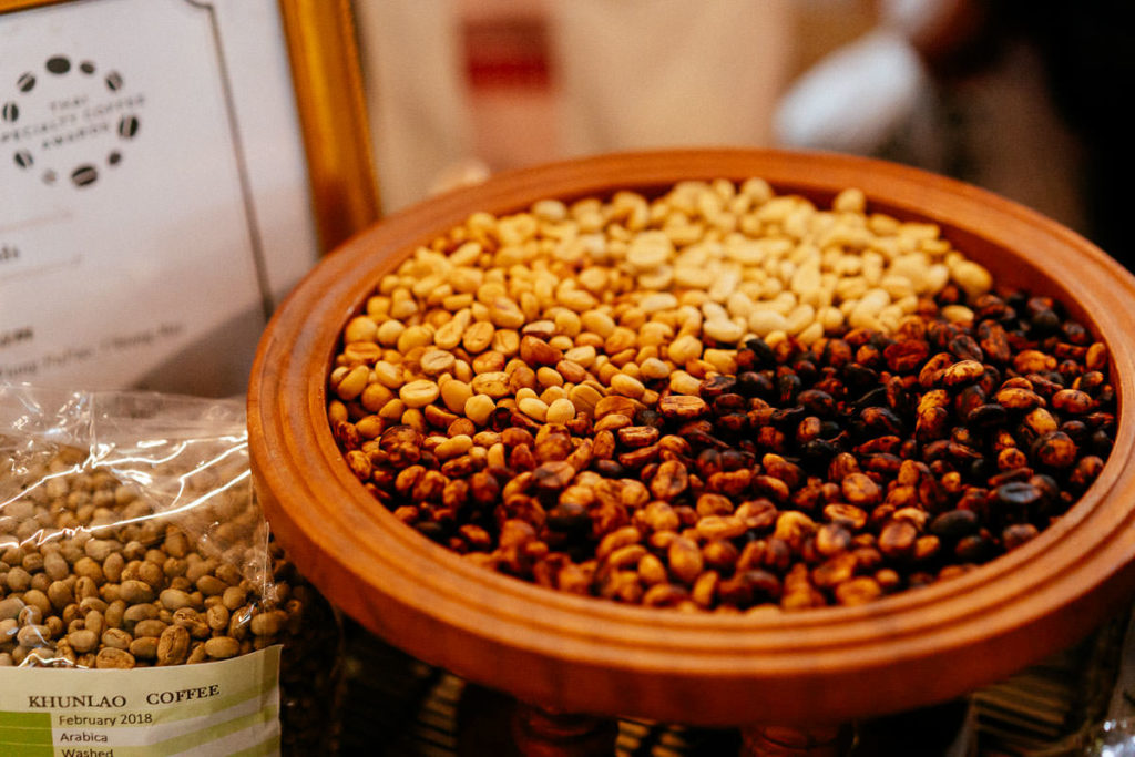 Kaffeebohnen in unterschiedlichen Röstungen auf dem Chiang Mai Coffee Festival