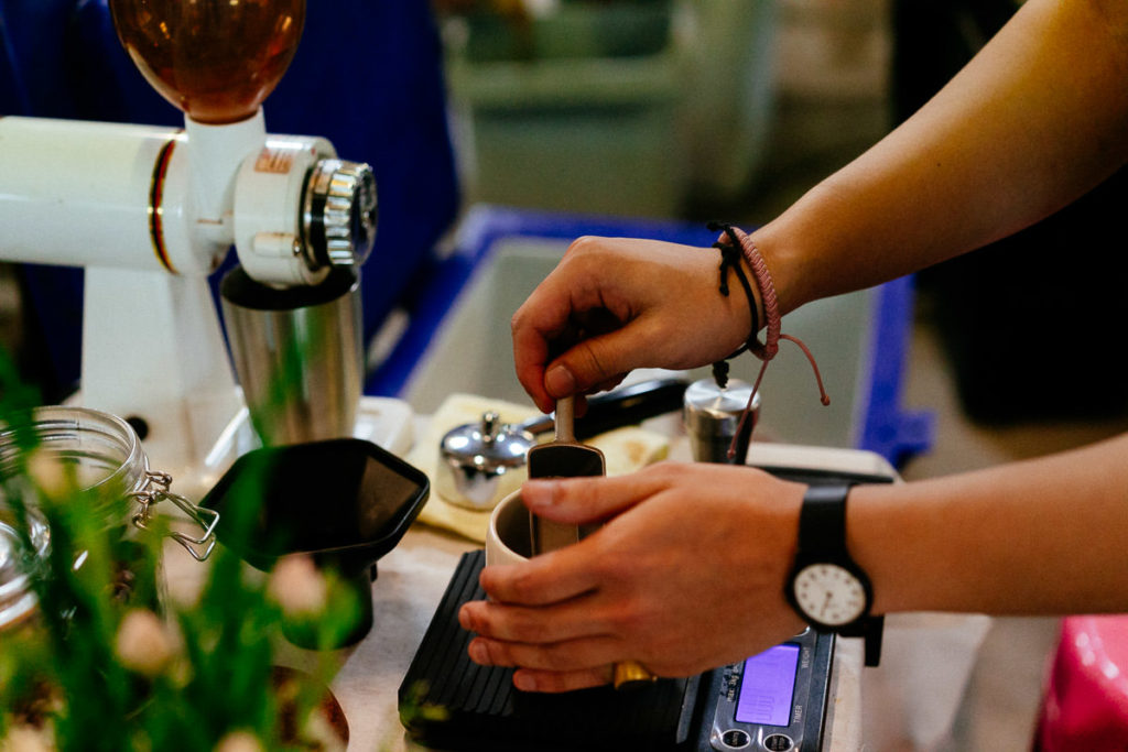 Kaffeekunst ist Genauigkeit: das Kaffeepulver wird exakt gewogen, so dass der perfekte Geschmack in der Tasse landet