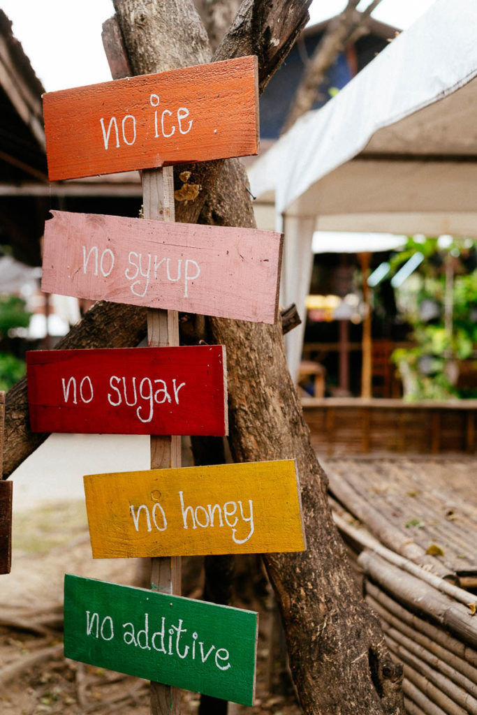 Alles gesund auf dem JJ Market in Chiang Mai: Schild weist gesunde Lebensweise aus ohne Zucker und Konservierungsstoffe