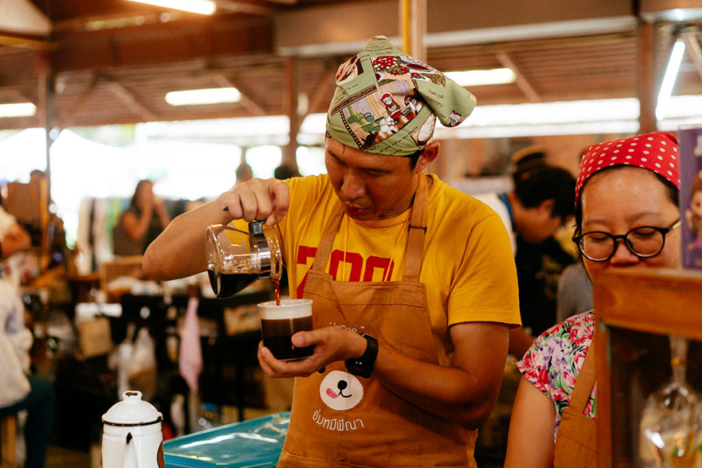 Hochkonzentriert bereitet ein Barista einen Kaffee zu auf dem Festival in Chiang Mai